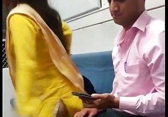 indyjski Bombaj lokalne Pociąg Dziewczyna pocałował jej Facet - 1 min 6 s