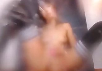 Asiatico teen bruna camgirl gioca Con vibratoy su webcam