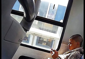 novinho De pau duro pas de ônibus