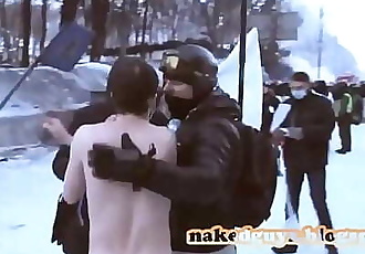 عارية الأوكرانية احتجاجا Cfnm cmnm https://nakedguyz.blogspot.com 3 مين 720p