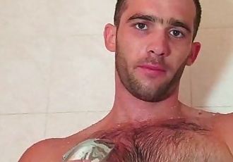 Full video: A sexy str8 guy get wanked in spite of him by a guy !