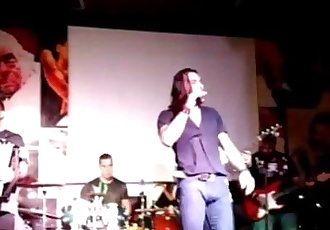 Gabriel Meira, cantor sertanejo, de pau duro em show