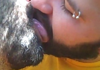 熊 kiss
