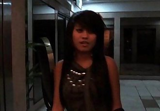 Aziatische Bargirl zuigt een vreemden dick voor Cash 5 min hd