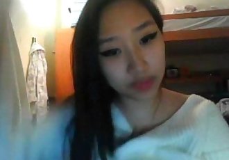 rondborstige Aziatische Babe pesten op webcam 11 min