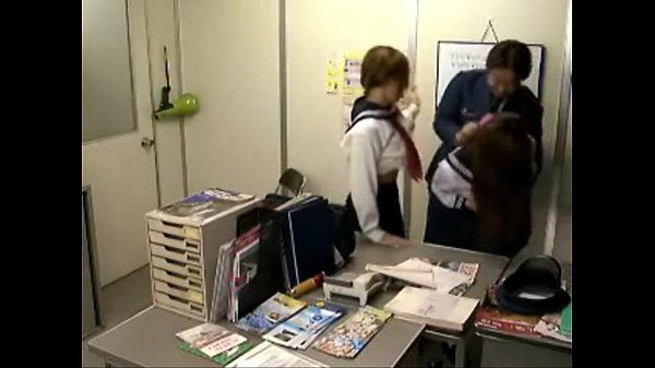 दो जापानी छात्रों गड़बड़ :द्वारा: ट्रेन सुरक्षा