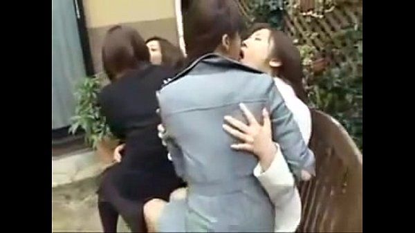 Japon lezbiyenler öpüşme Üzerinde park