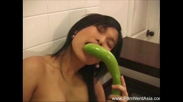 Aziatische meisje besluit naar gebruik komkommers