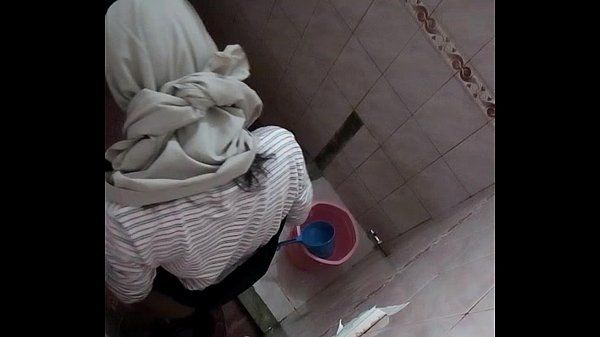 हिजाब लड़की पर परिसर शौचालय