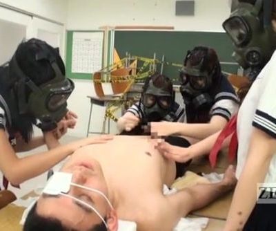 Cfnm gas maschera giapponese studentesse ispezione Sottotitolato