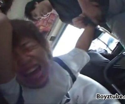 japoński chłopiec napadli na w Autobus