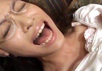 एशियाई बेब Riku Shiina से पता चलता है बंद प्रतिभा के साथ कम्पन या उत्तेजना यन्त्र में उसके गीला चूत 10 मिन