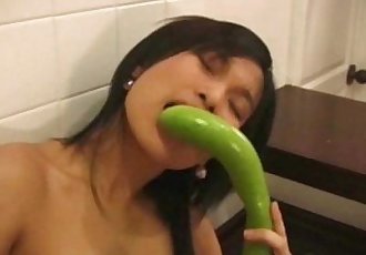 Aziatische meisje besluit naar gebruik komkommers 7 min