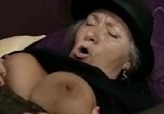 Reifen Oma in Hardcore Sex Aktion 1 min 2 sec