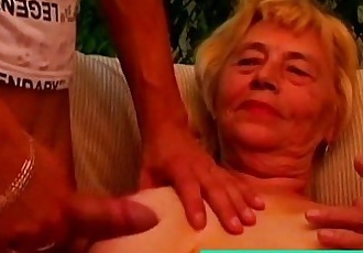 Granny titty baise Son Les jeunes amant