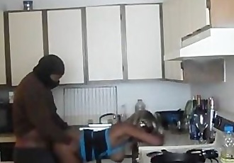 热 黑色的 女孩 搞砸 在 厨房