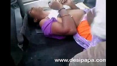 tamil vrouw krijgt bigtits gedrukt in Auto :Door: ex liefhebber 2 min