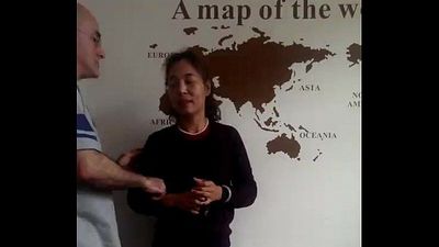 American man en zijn Chinees vrouw en een Chinees jongen drie rijen dongguan 3 min