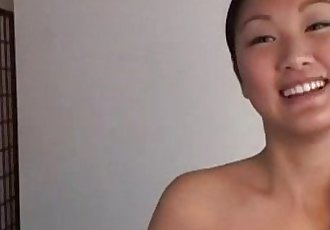 junge Japanisch teen gibt Blowjob und Spielt Mit selbst 247teencam.com 19 min