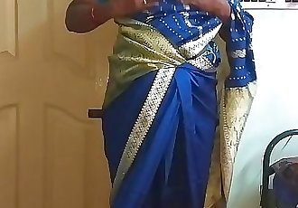 德西 北 印度 角质 作弊 妻子 访问 穿着 蓝色 颜色 纱丽 表示 大 胸部 和 剃光 猫 按 hard..