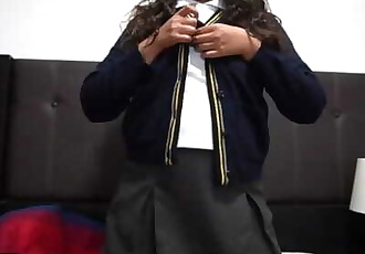 Schattig Schoolmeisje in uniform Schreeuwt in Plezier en krijgt een creampie