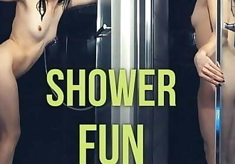 si masturba Il suo giovani figa Con un Grande Dildo in un doccia tacy stretto