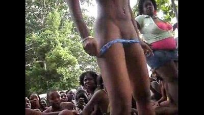 Slim ebony chick bares it all on stage and the ppl go wild - 2 min