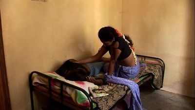 sexy junge tamil Mädchen Lesben Bett Szene hätscheln Bauchnabel pussy und Nippel slip 24 sec