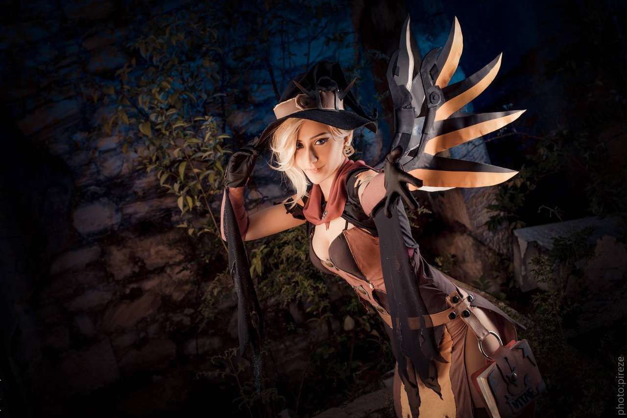 Witch Mercy cosplay