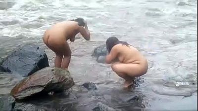 2992477 二つの インド 成熟した 女子 入浴 に 川 裸 1 min 24 sec