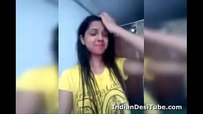 Desi インド かわいい 女の子 脱衣所 運指 滑り indiandesitube.com 2 min