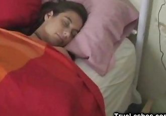 लेस्बियन Dildo गड़बड़ में नींद