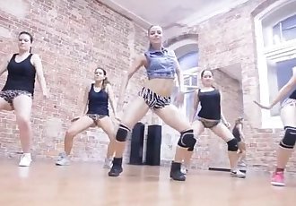 sexy Ruso twerking La danza equipo forma monstruo enólogo