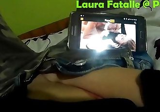 nghịch ngợm Bước em gái thủ dâm Trong khi theo dõi phim "heo" Laura fatalle