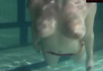 Anna siskina Nóng teen với lớn bộ ngực trong những Bể bơi