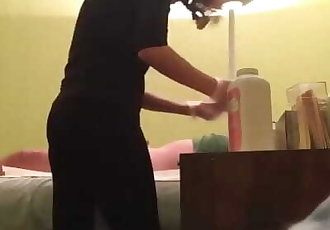 Dziewczyna ściera klienci Dysk Dick w Wosk Salon