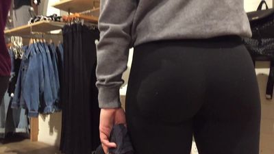 Amazing candid teen ass in leggings
