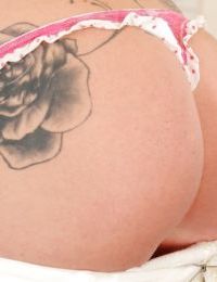 Grande Tette rossa pornostar Paige delizia è mostrando Il suo tatuaggi
