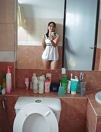 petite 태국 여자 화 셀프 탄 기 벗기 육안 에 화장실