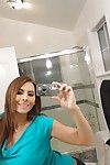 Europeu exgirlfriend Madison Ivy Tomando selfies no espelho enquanto despir-se