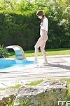 mooi Europees tiener Misha kruis het krijgen van nat in een zwembad partij