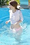 美丽的 欧洲 青少年 米莎 交叉 得到 湿 在 一个 游泳池 缔约方 - 一部分 2