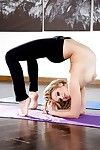 blonde Babe Mia Malkova révélant poilu chatte après l'excrétion yoga Pantalon - PARTIE 2