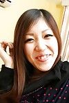 Smiley Aziatische tiener Mai Tutida uitkleden en bloot haar kut in Sluiten tot