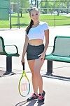adolescent tennis joueur Bandes sur cour avant l'insertion raquette poignée dans Chatte