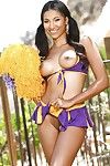 latina Cheerleader Sadie Santana mi un scorcio di Il suo figa in cortile - parte 2