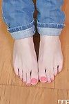 Niedlich teen Mädchen Felicia entfernt Schuhe und zeigt Ziemlich lackiert Zehen