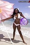 zwart moeder Nikki Jaye bevrijden groot juggs Van Bikini buiten op Strand