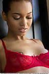 siyah Glamour model Noel Monique azat Kız parçaları Gelen Kırmızı iç çamaşırı