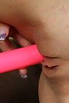Voluptuosa Loira milf com pequeno mamas jogar com um Cor-de-rosa vibrador - parte 2